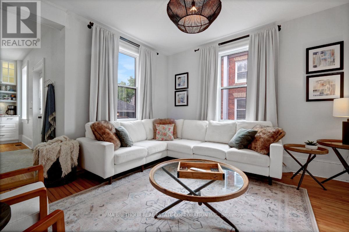 8 North Street, Perth, ON - Indoor Photo Showing Living Room