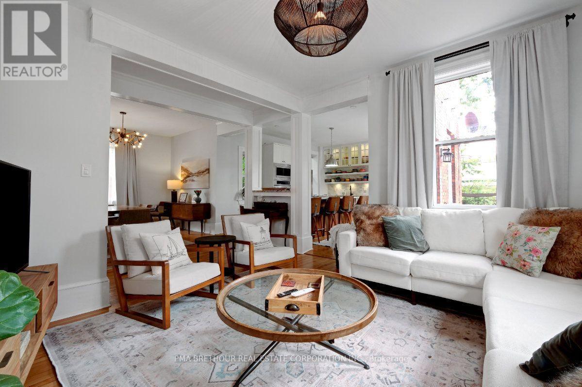 8 North Street, Perth, ON - Indoor Photo Showing Living Room