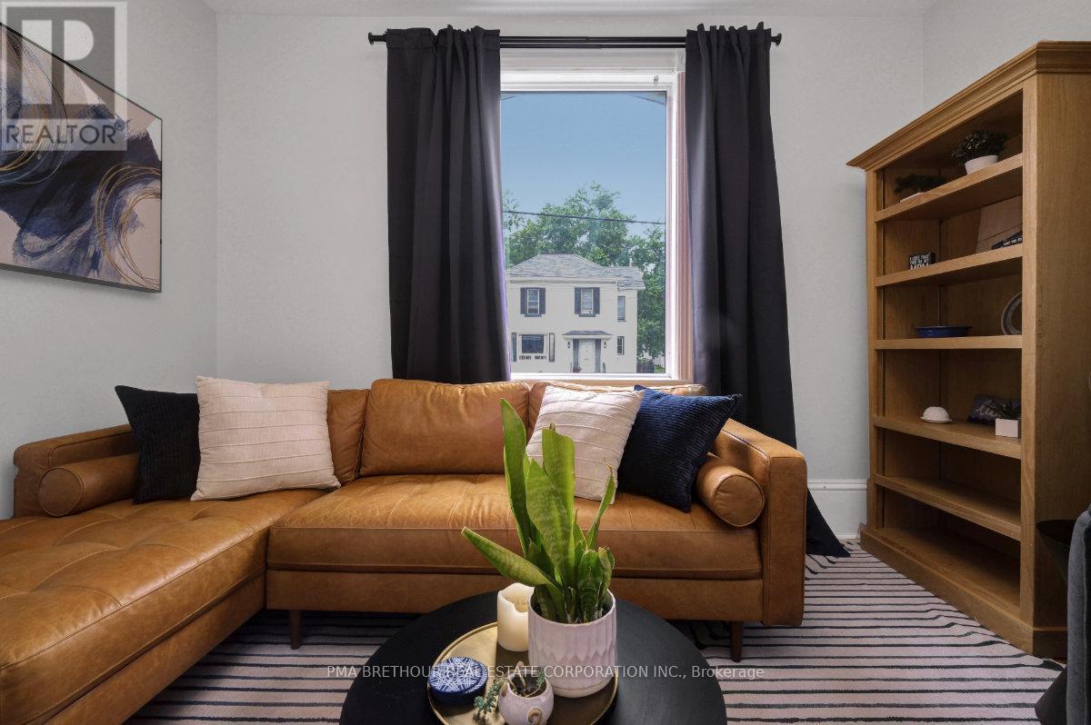 8 North Street, Perth, ON - Indoor Photo Showing Living Room