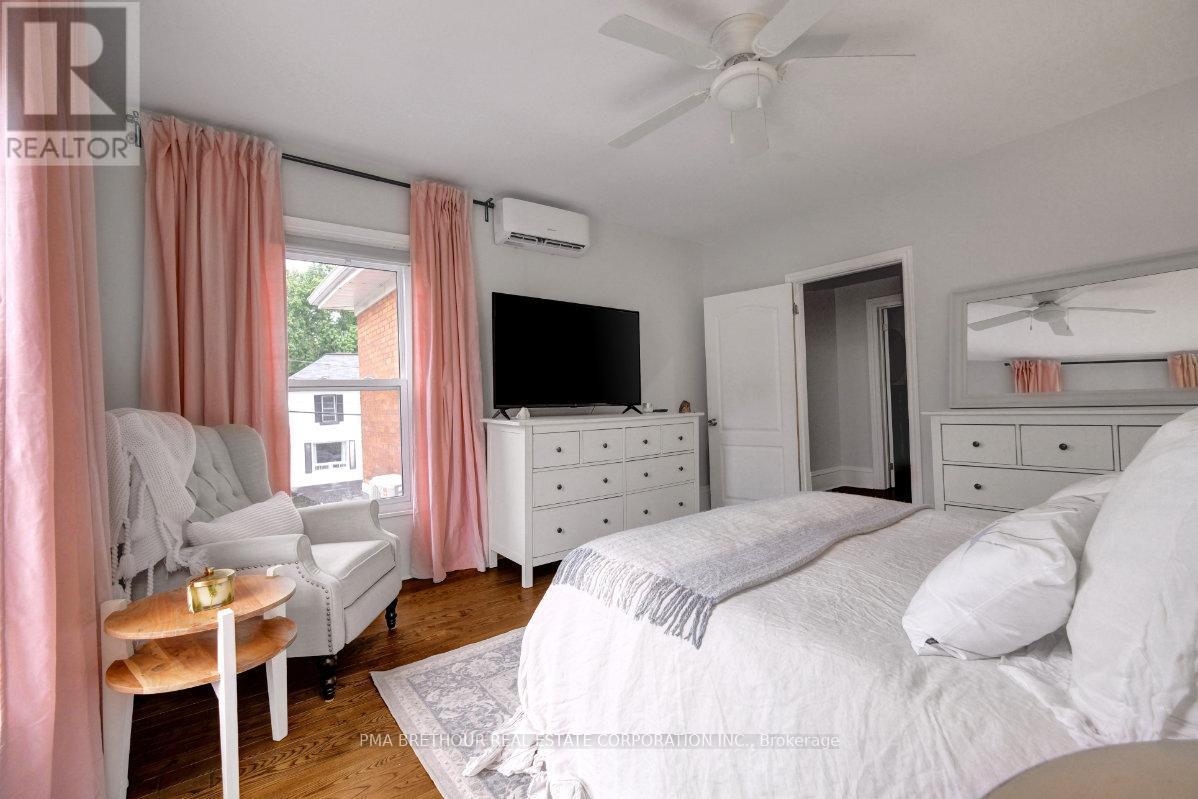8 North Street, Perth, ON - Indoor Photo Showing Bedroom