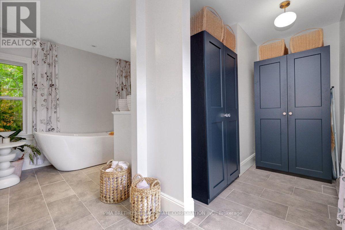 8 North Street, Perth, ON - Indoor Photo Showing Bathroom