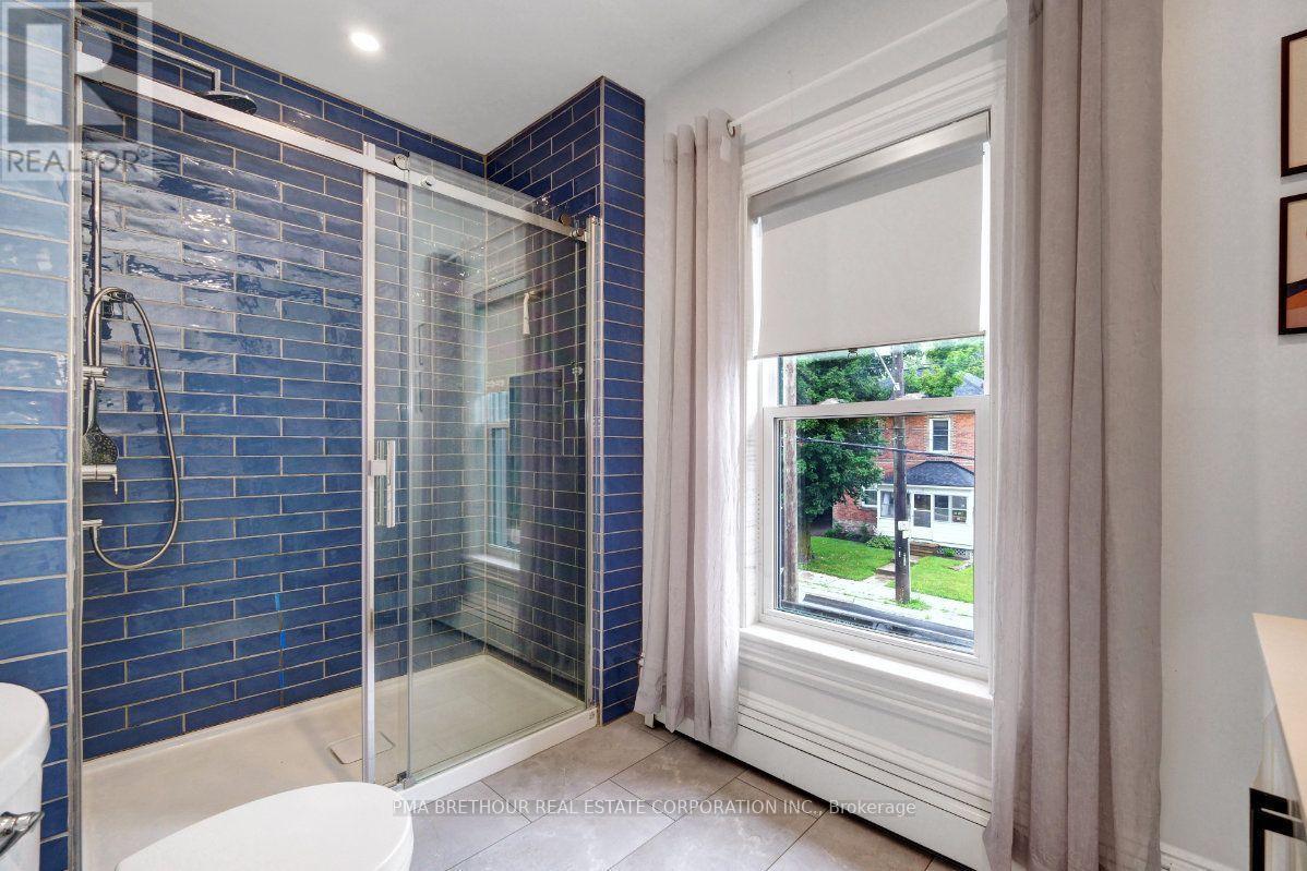8 North Street, Perth, ON - Indoor Photo Showing Bathroom