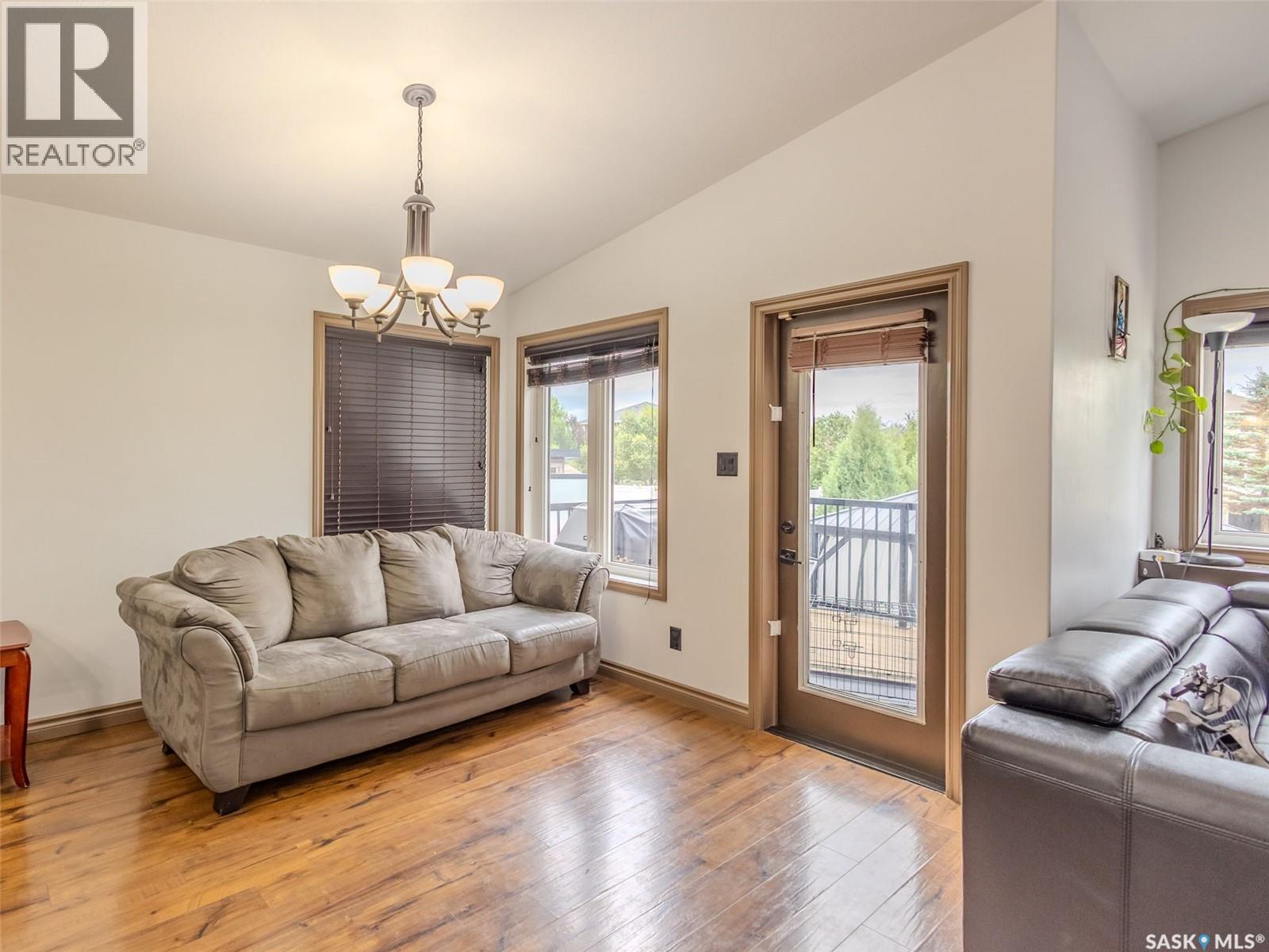 4820 Mccombie Crescent, Regina, SK - Indoor Photo Showing Living Room