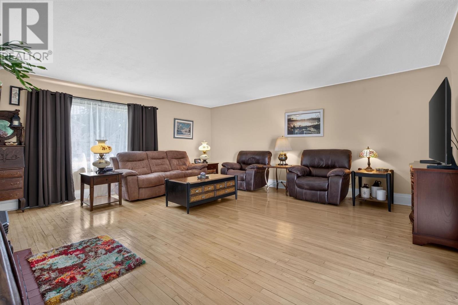 155 Pine St, Sault Ste. Marie, ON - Indoor Photo Showing Living Room