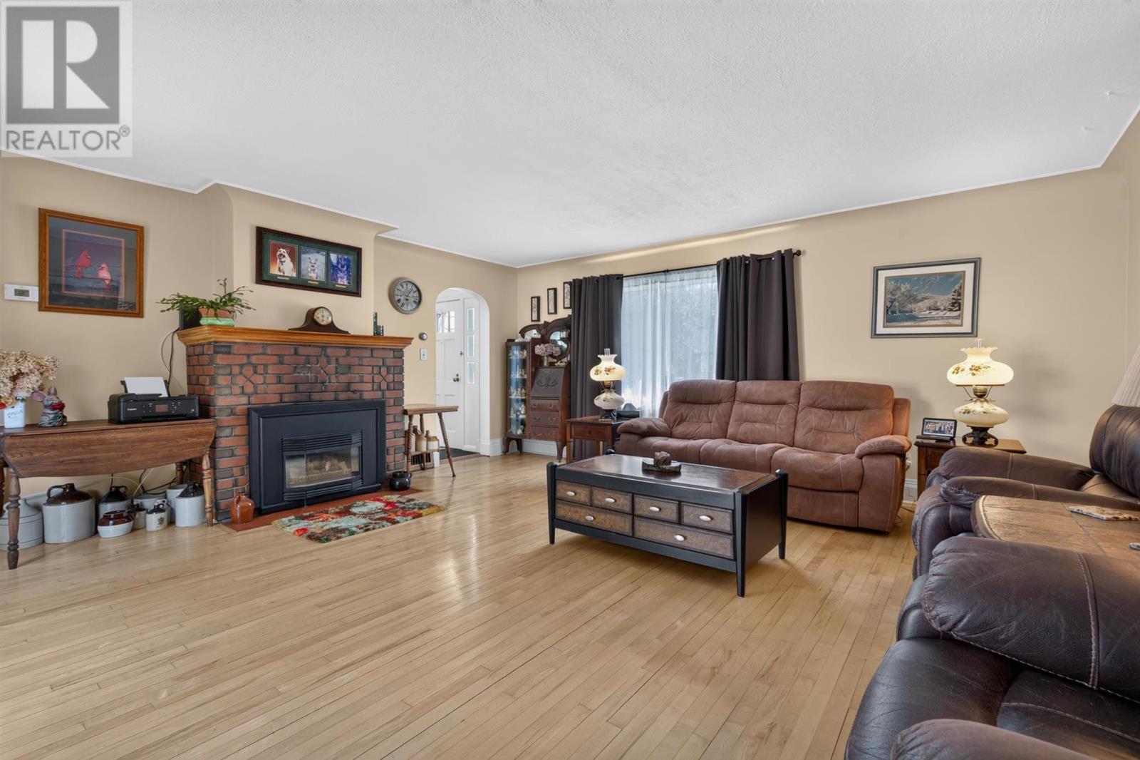 155 Pine St, Sault Ste. Marie, ON - Indoor Photo Showing Living Room With Fireplace