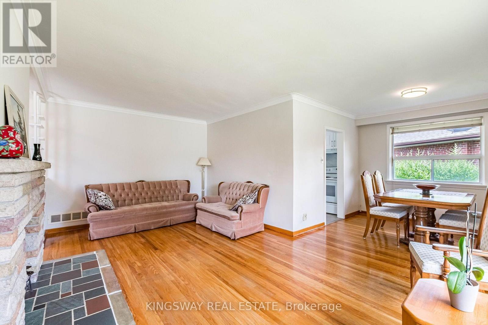 Hardwood floors - 163 Floradale Drive, Mississauga, ON - Indoor Photo Showing Dining Room