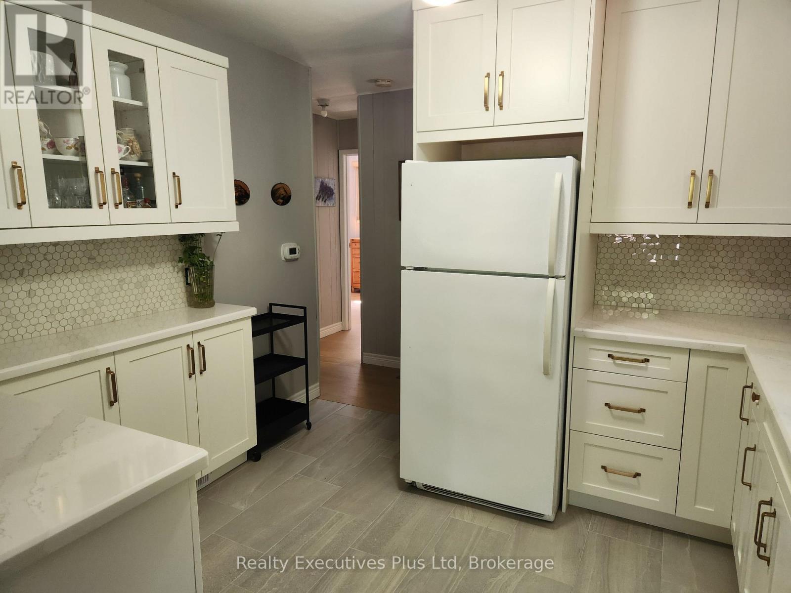 Kitchen - 2 Zelia Court, Tiny, ON - Indoor Photo Showing Kitchen
