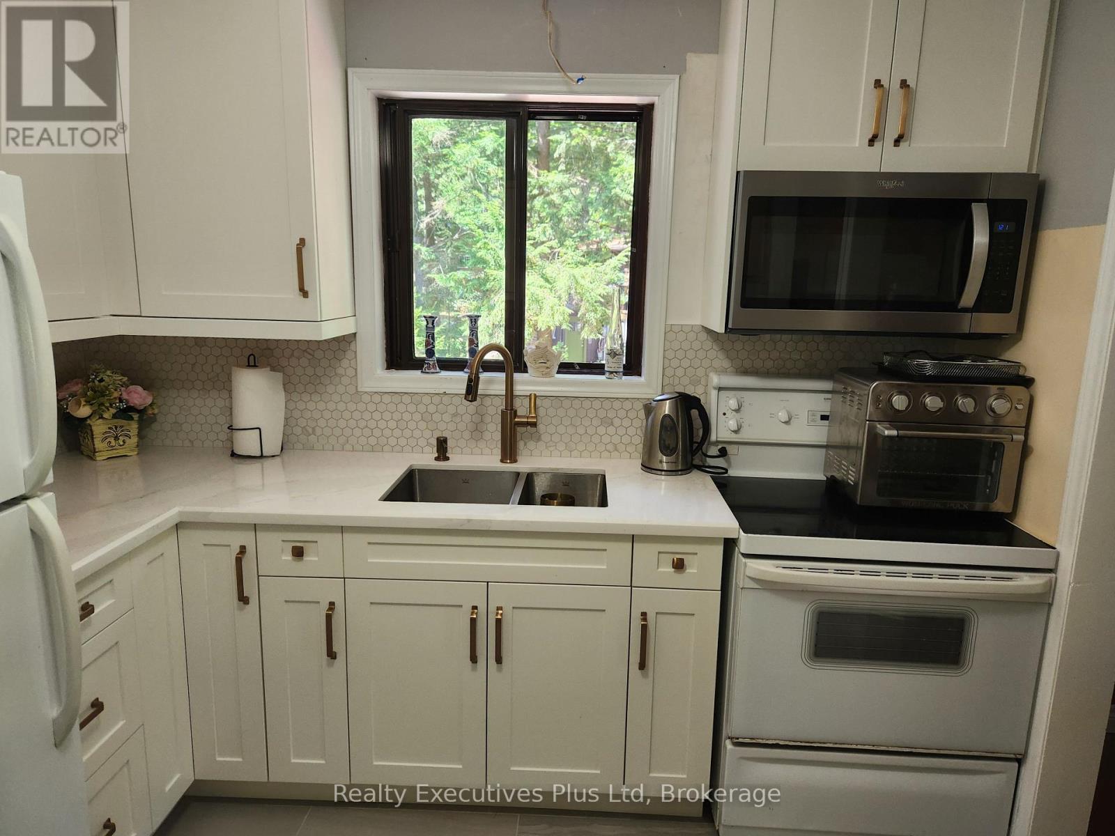 Kitchen - 2 Zelia Court, Tiny, ON - Indoor Photo Showing Kitchen