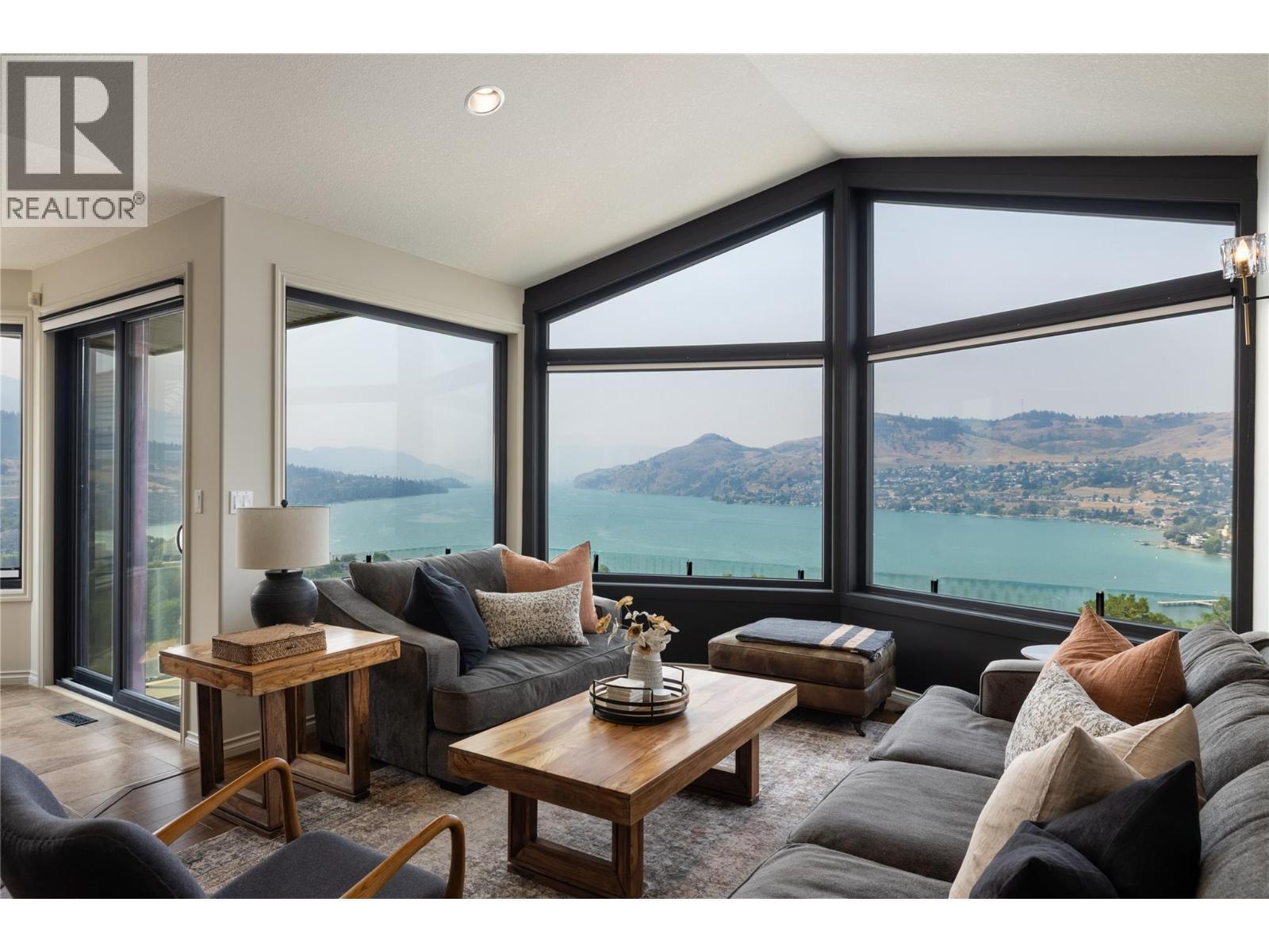 10 Bayview Heights, Coldstream, BC - Indoor Photo Showing Living Room