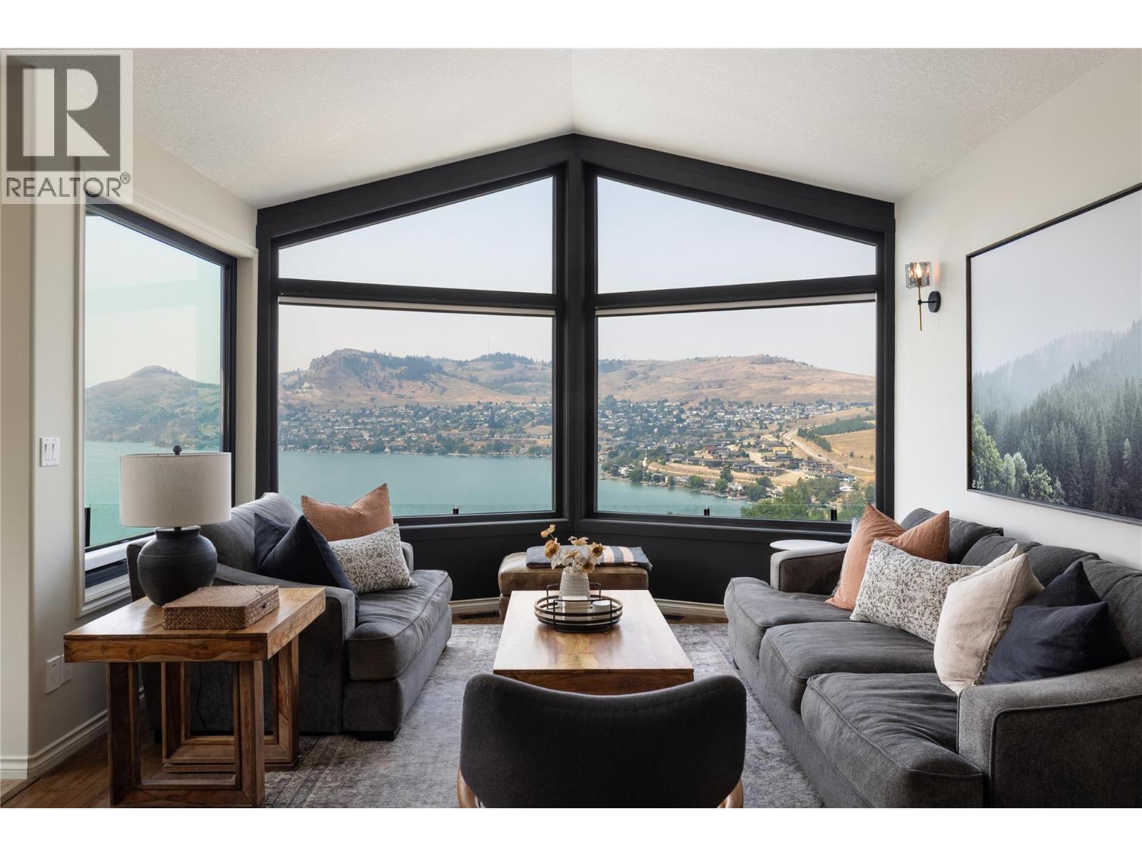10 Bayview Heights, Coldstream, BC - Indoor Photo Showing Living Room