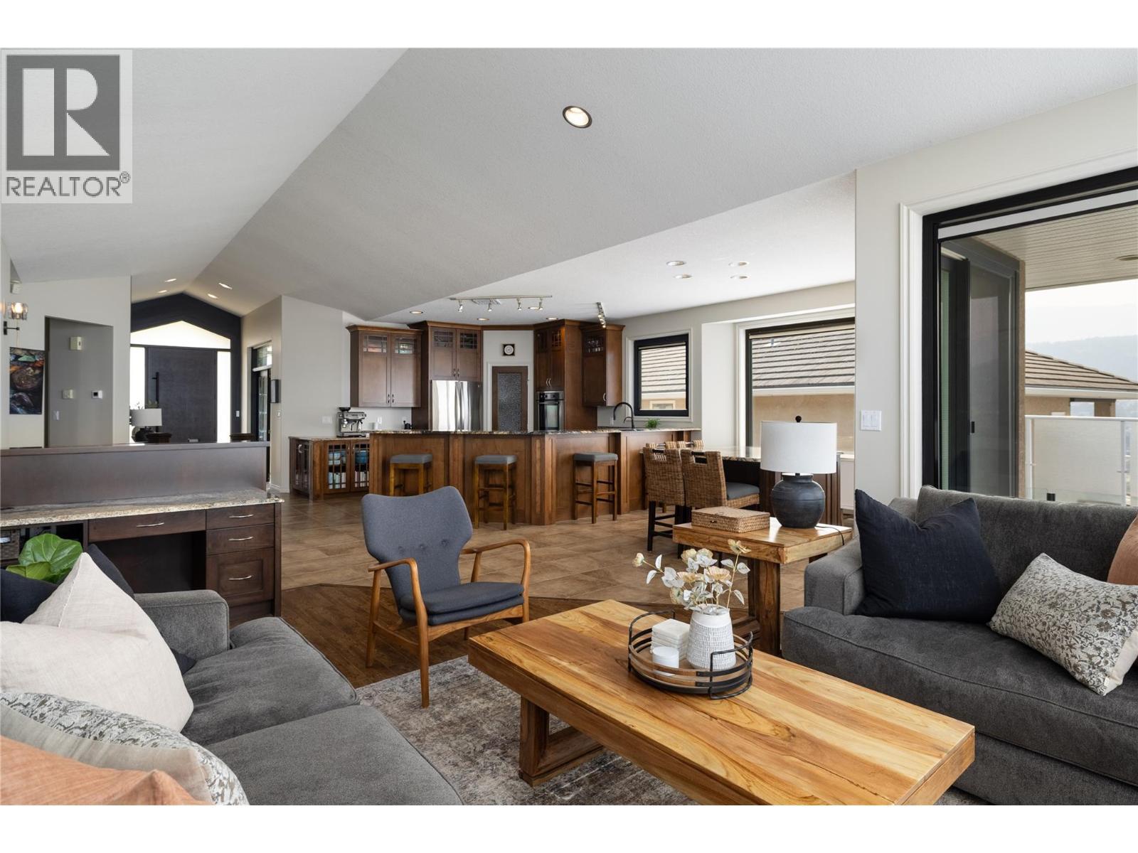 10 Bayview Heights, Coldstream, BC - Indoor Photo Showing Living Room