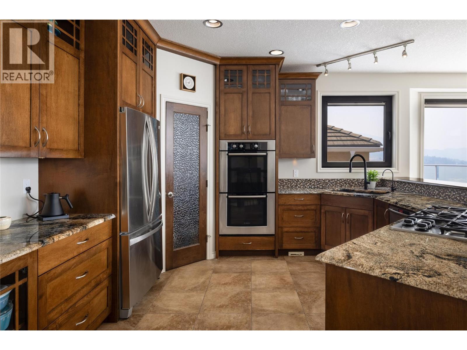 10 Bayview Heights, Coldstream, BC - Indoor Photo Showing Kitchen