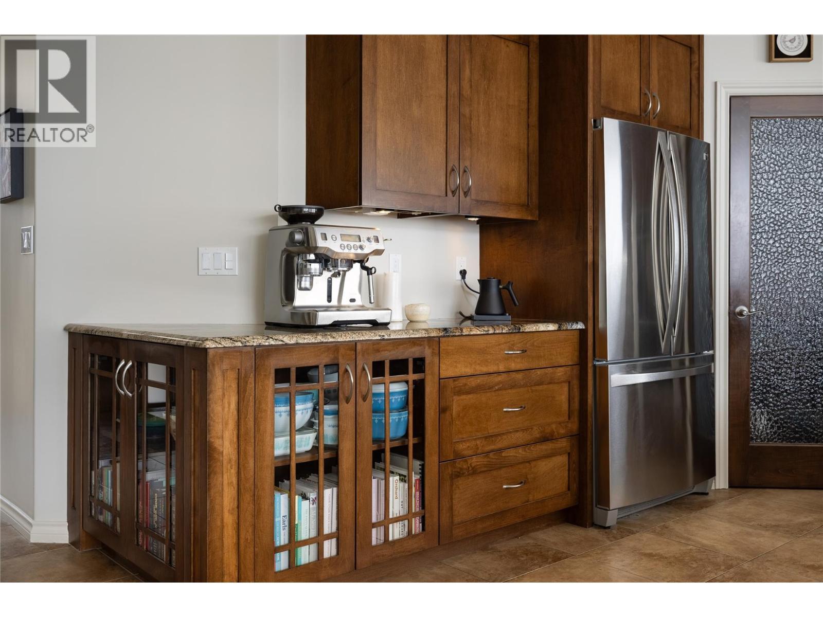 10 Bayview Heights, Coldstream, BC - Indoor Photo Showing Kitchen