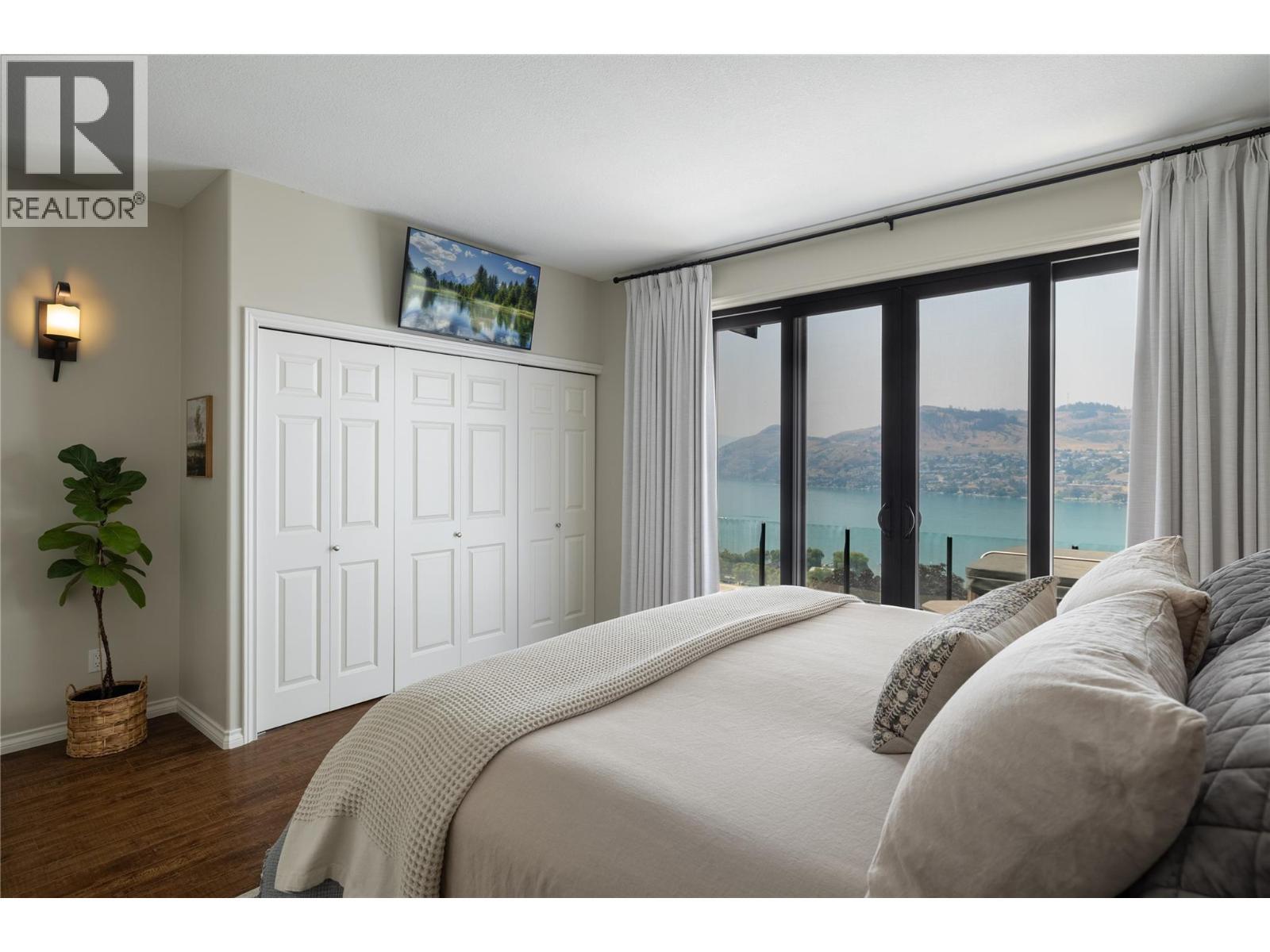 10 Bayview Heights, Coldstream, BC - Indoor Photo Showing Bedroom
