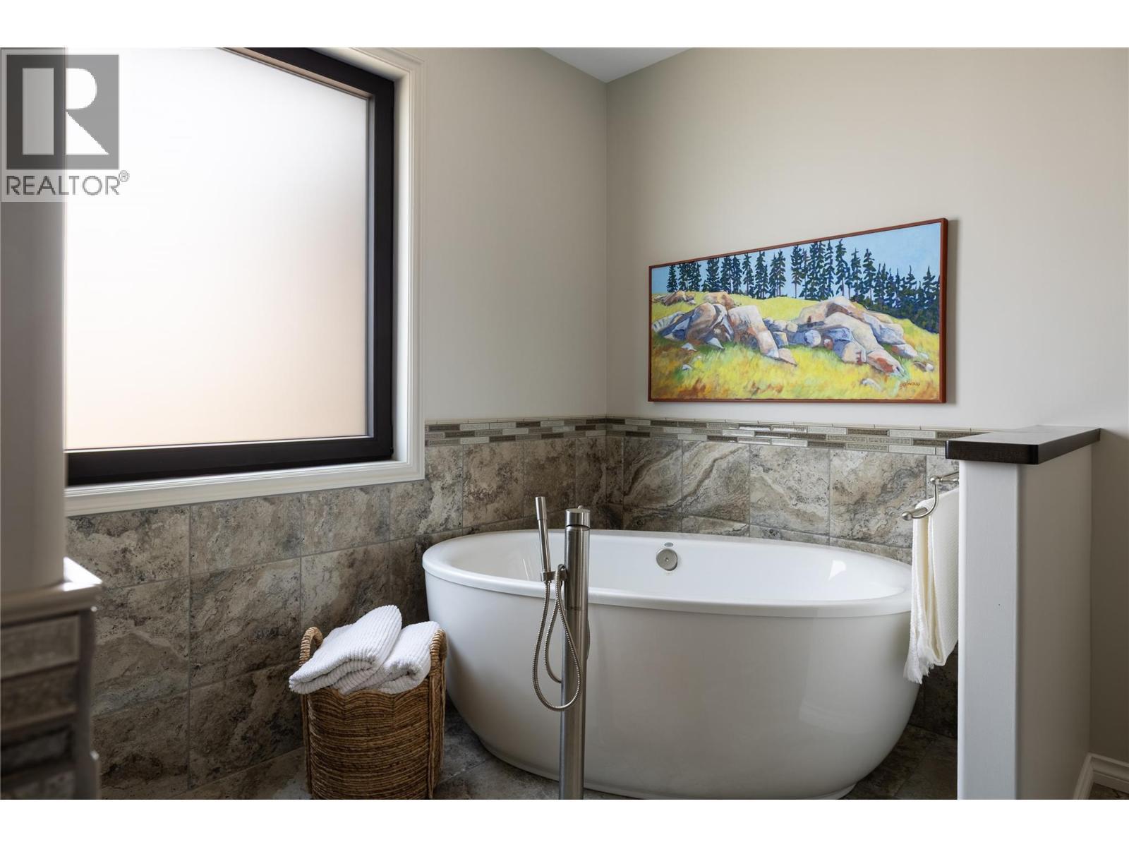 10 Bayview Heights, Coldstream, BC - Indoor Photo Showing Bathroom