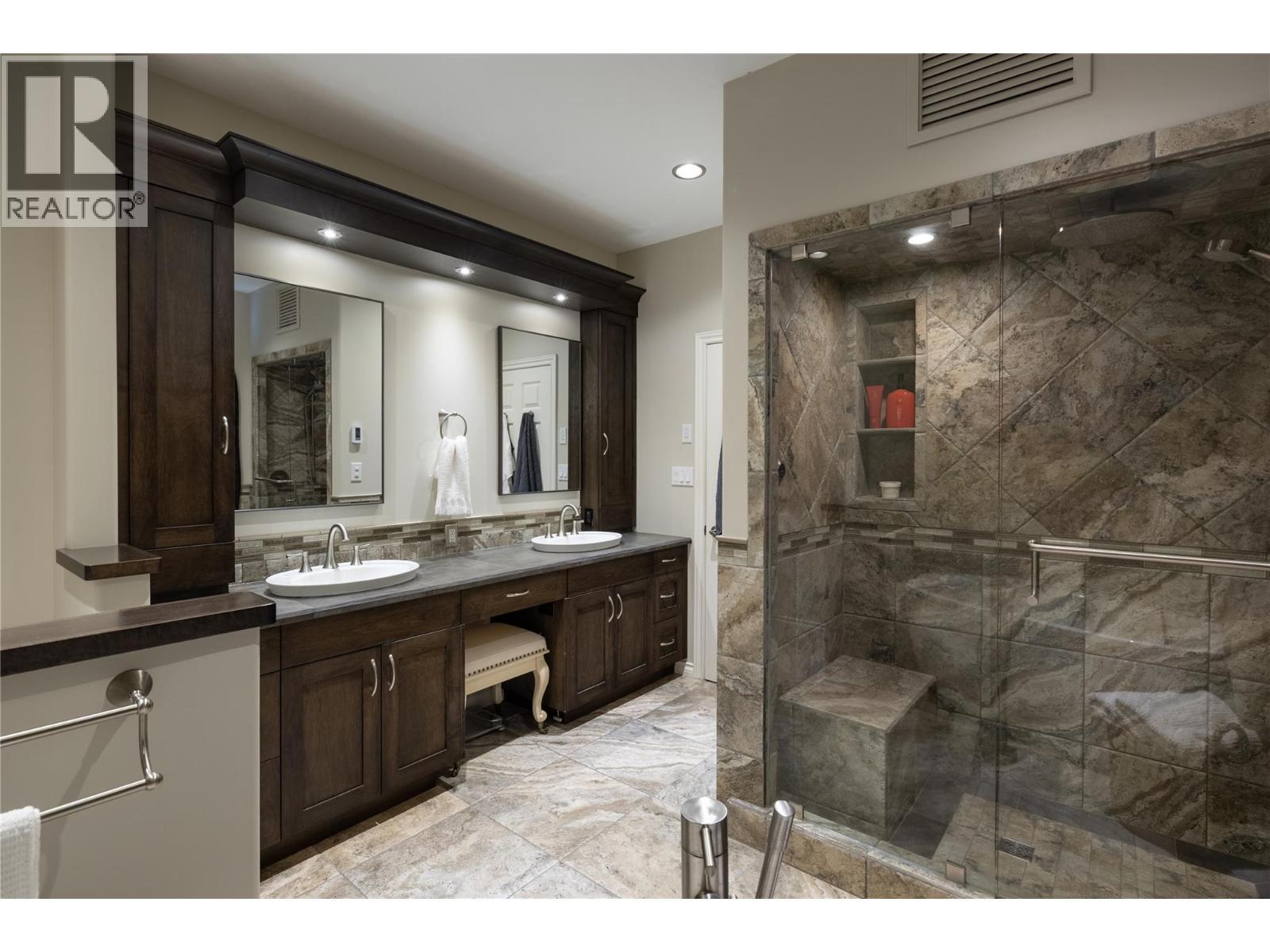 10 Bayview Heights, Coldstream, BC - Indoor Photo Showing Bathroom