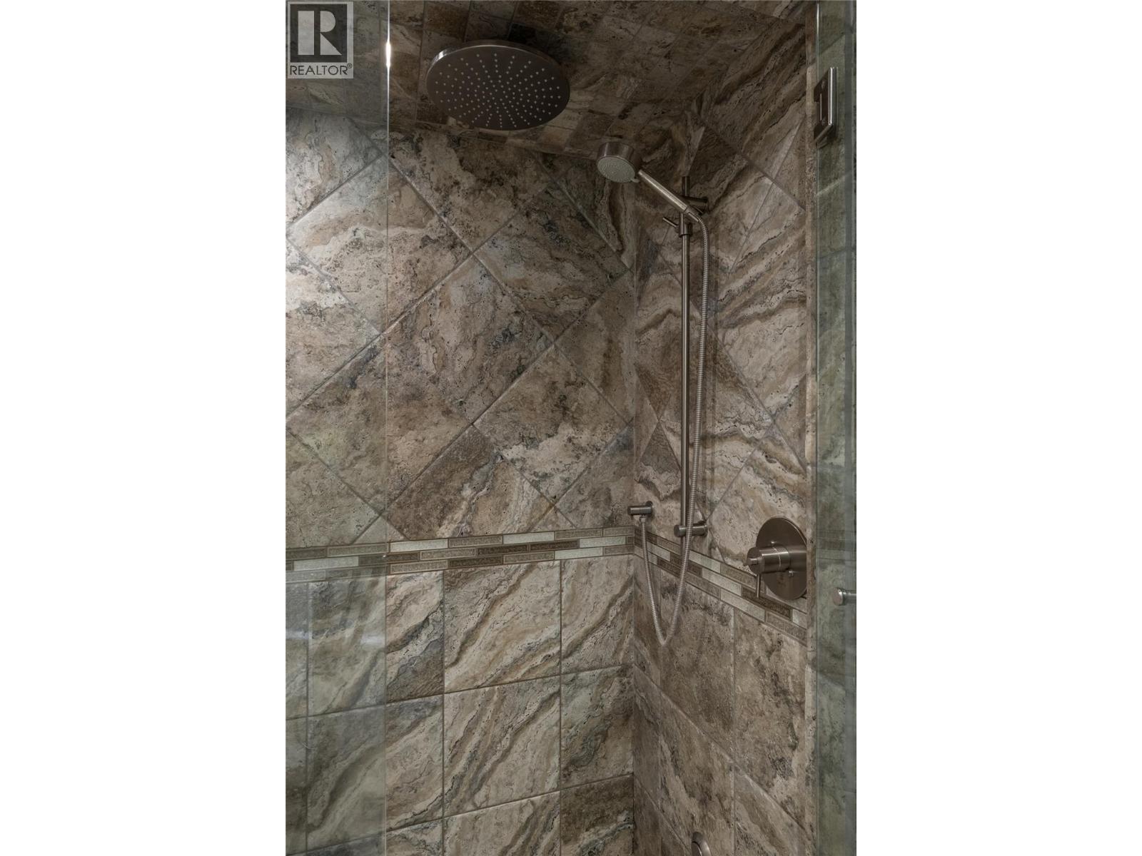 10 Bayview Heights, Coldstream, BC - Indoor Photo Showing Bathroom