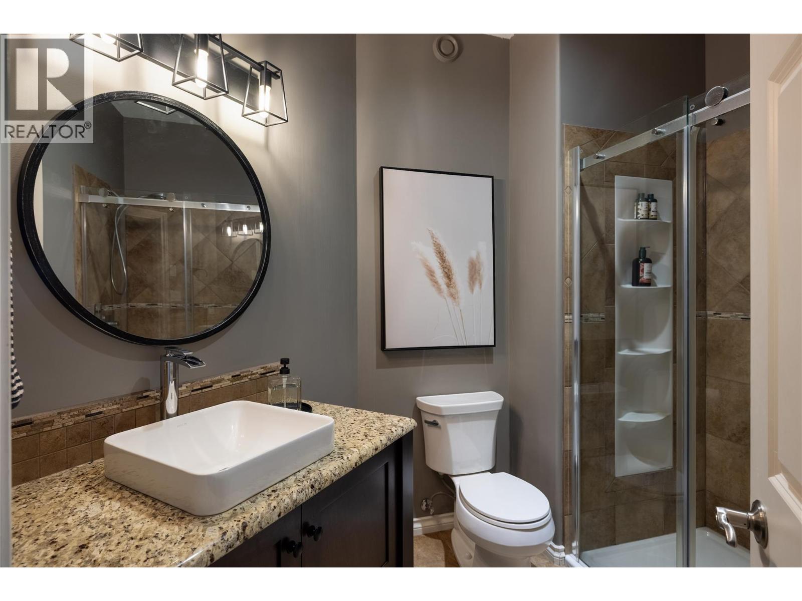 10 Bayview Heights, Coldstream, BC - Indoor Photo Showing Bathroom