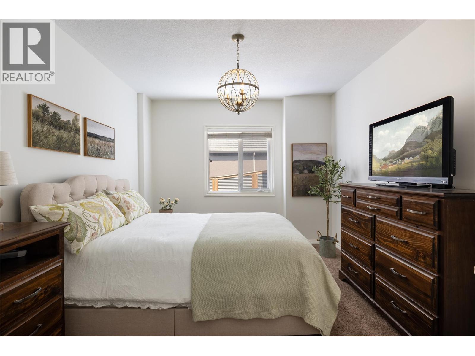 10 Bayview Heights, Coldstream, BC - Indoor Photo Showing Bedroom