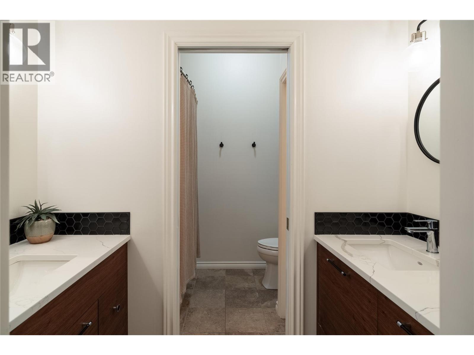 10 Bayview Heights, Coldstream, BC - Indoor Photo Showing Bathroom