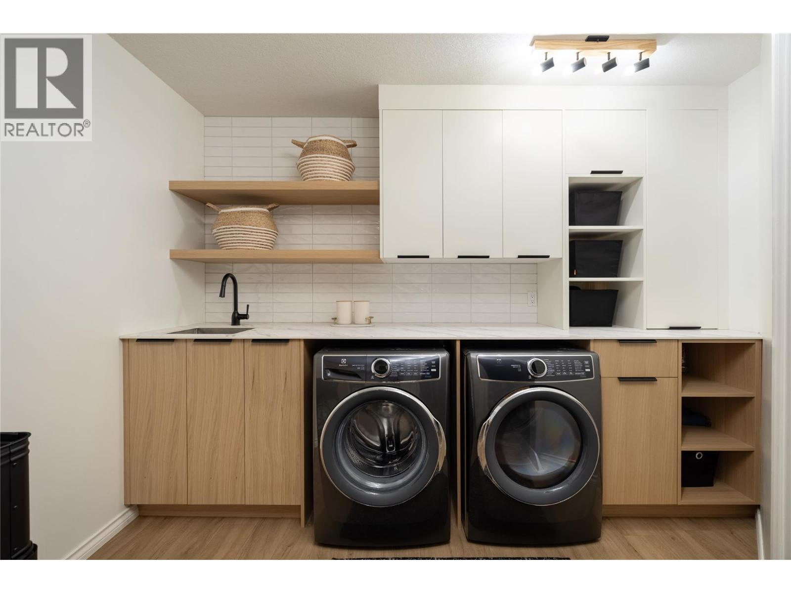 10 Bayview Heights, Coldstream, BC - Indoor Photo Showing Laundry Room