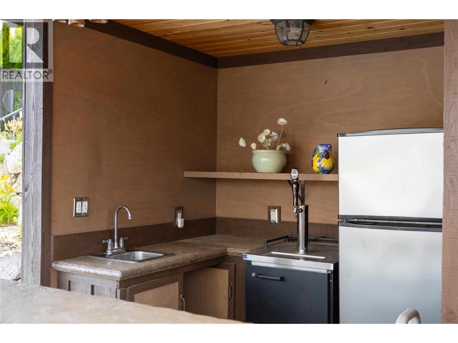 10 Bayview Heights, Coldstream, BC - Indoor Photo Showing Kitchen