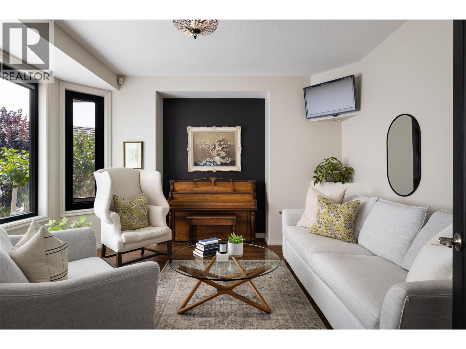 10 Bayview Heights, Coldstream, BC - Indoor Photo Showing Living Room