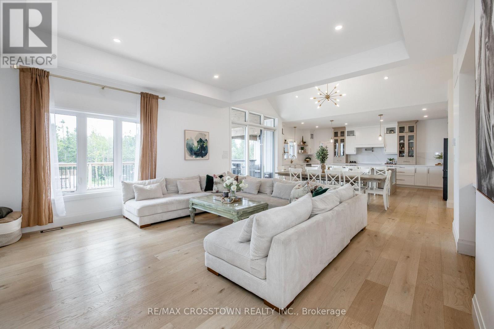 75 Moonstone Road E, Oro-Medonte, ON - Indoor Photo Showing Living Room