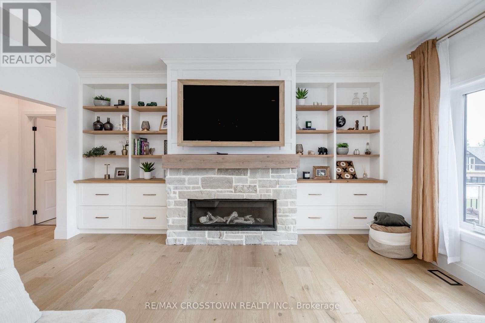 75 Moonstone Road E, Oro-Medonte, ON - Indoor Photo Showing Living Room With Fireplace