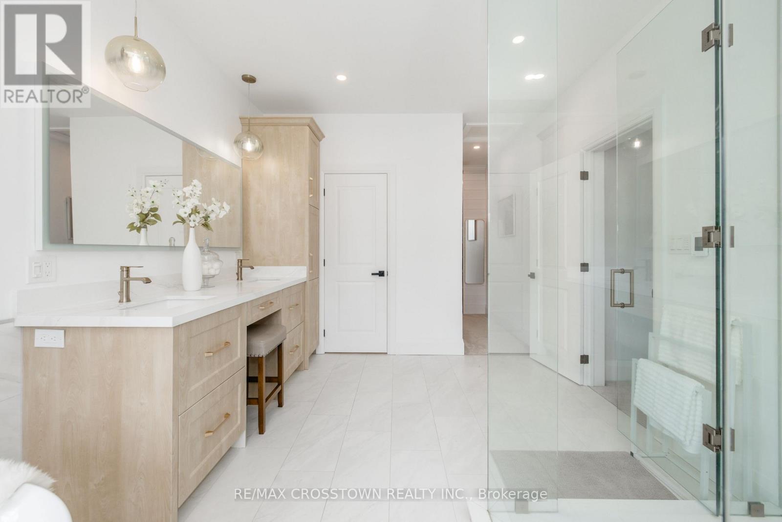 Water Closet & 125sqft Walk-in Closet w/Built-Ins - 75 Moonstone Road E, Oro-Medonte, ON - Indoor Photo Showing Bathroom