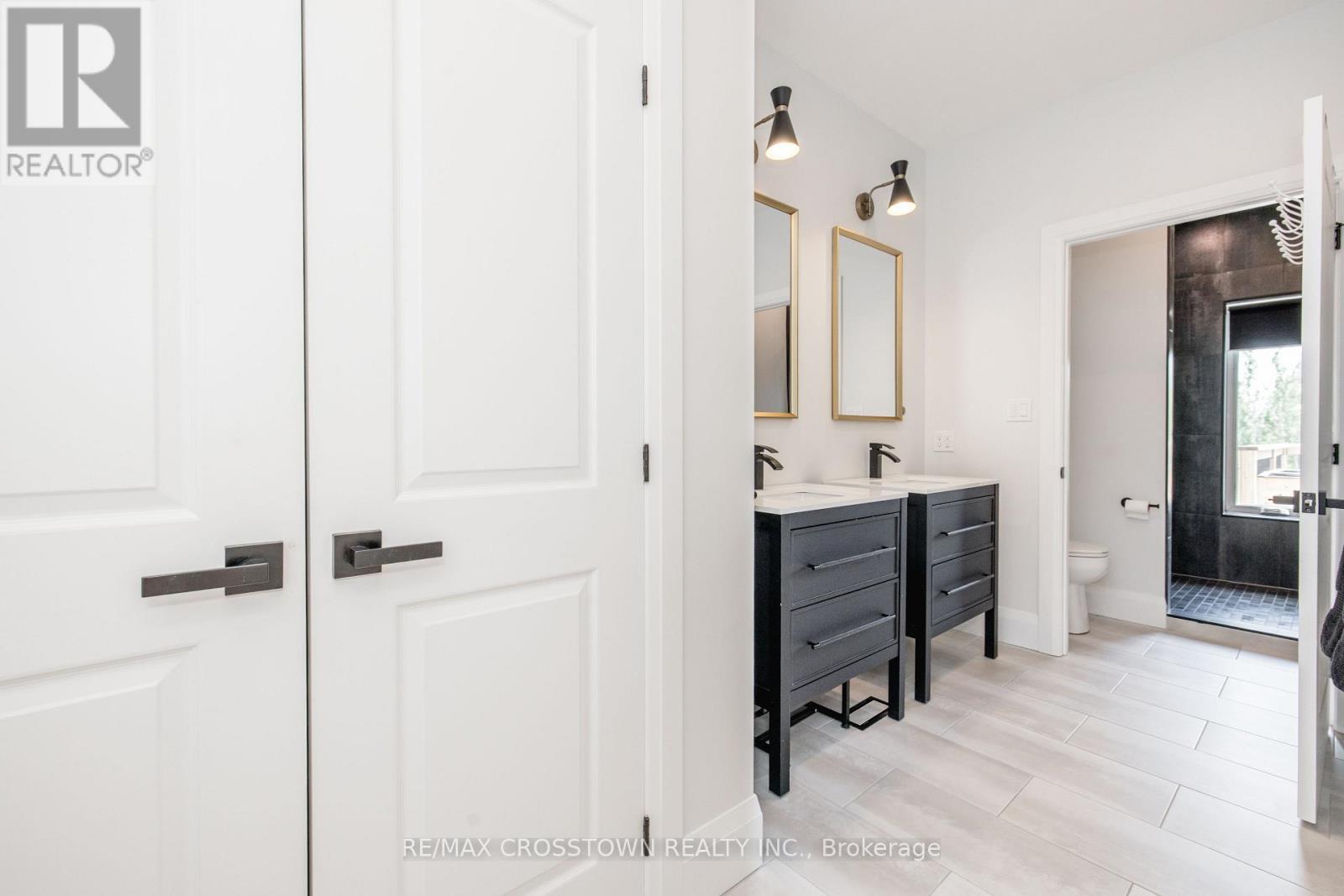 Heated Floors, double sinks, linen closet - 75 Moonstone Road E, Oro-Medonte, ON - Indoor Photo Showing Other Room