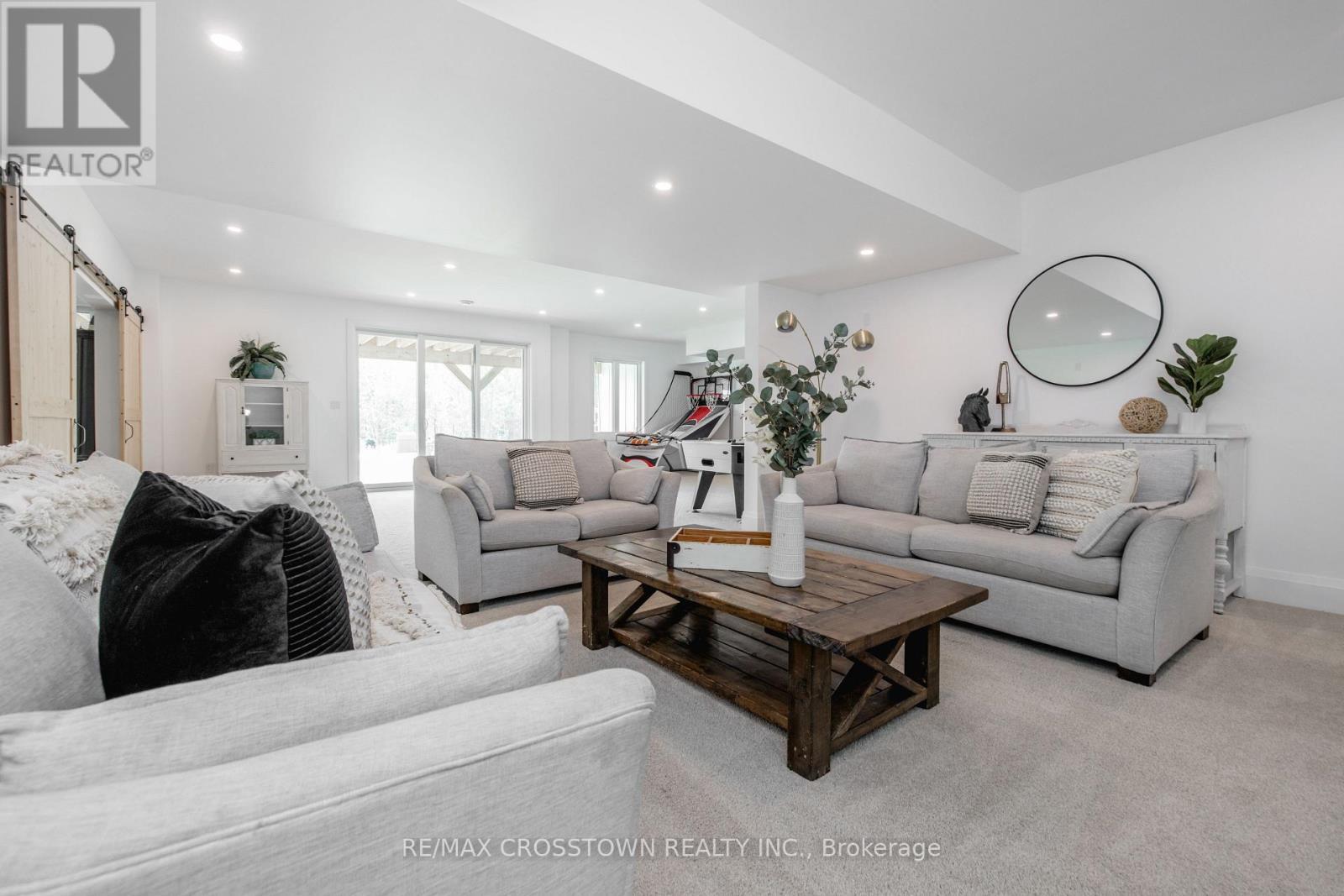 75 Moonstone Road E, Oro-Medonte, ON - Indoor Photo Showing Living Room