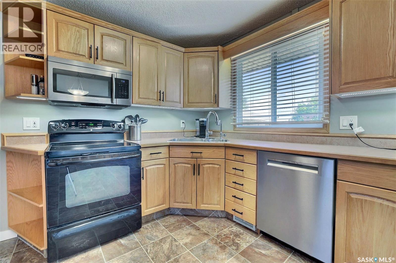 275 Rodenbush Drive, Regina, SK - Indoor Photo Showing Kitchen