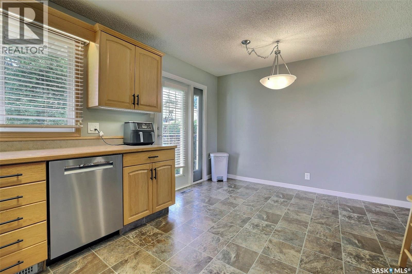 275 Rodenbush Drive, Regina, SK - Indoor Photo Showing Kitchen