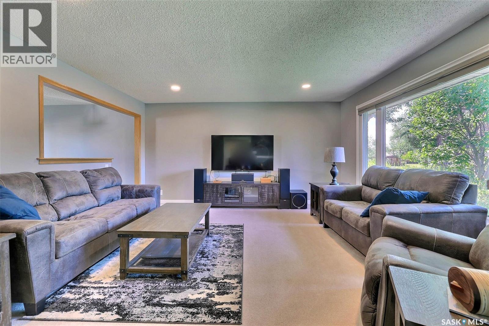 275 Rodenbush Drive, Regina, SK - Indoor Photo Showing Living Room