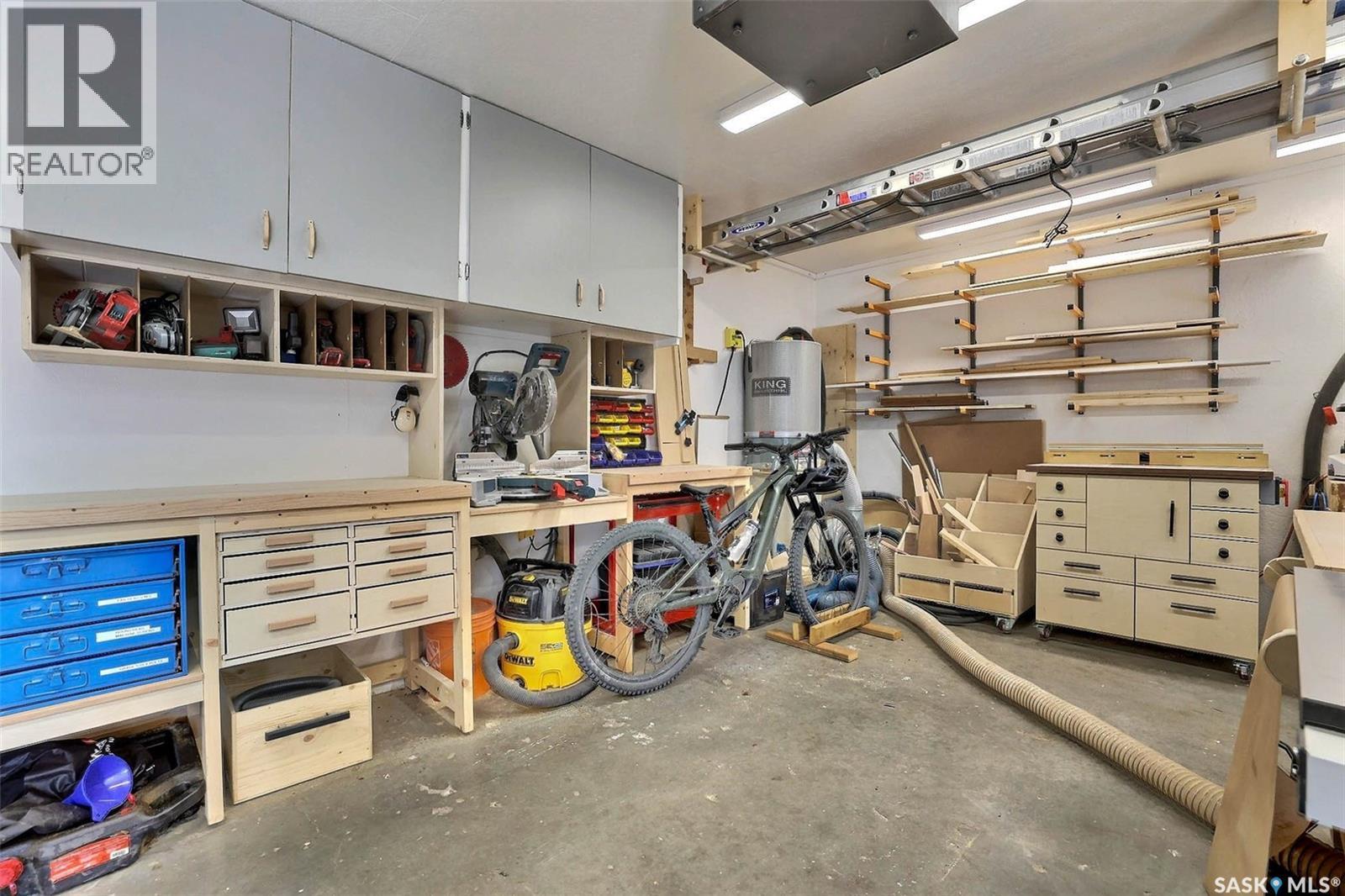 275 Rodenbush Drive, Regina, SK - Indoor Photo Showing Garage