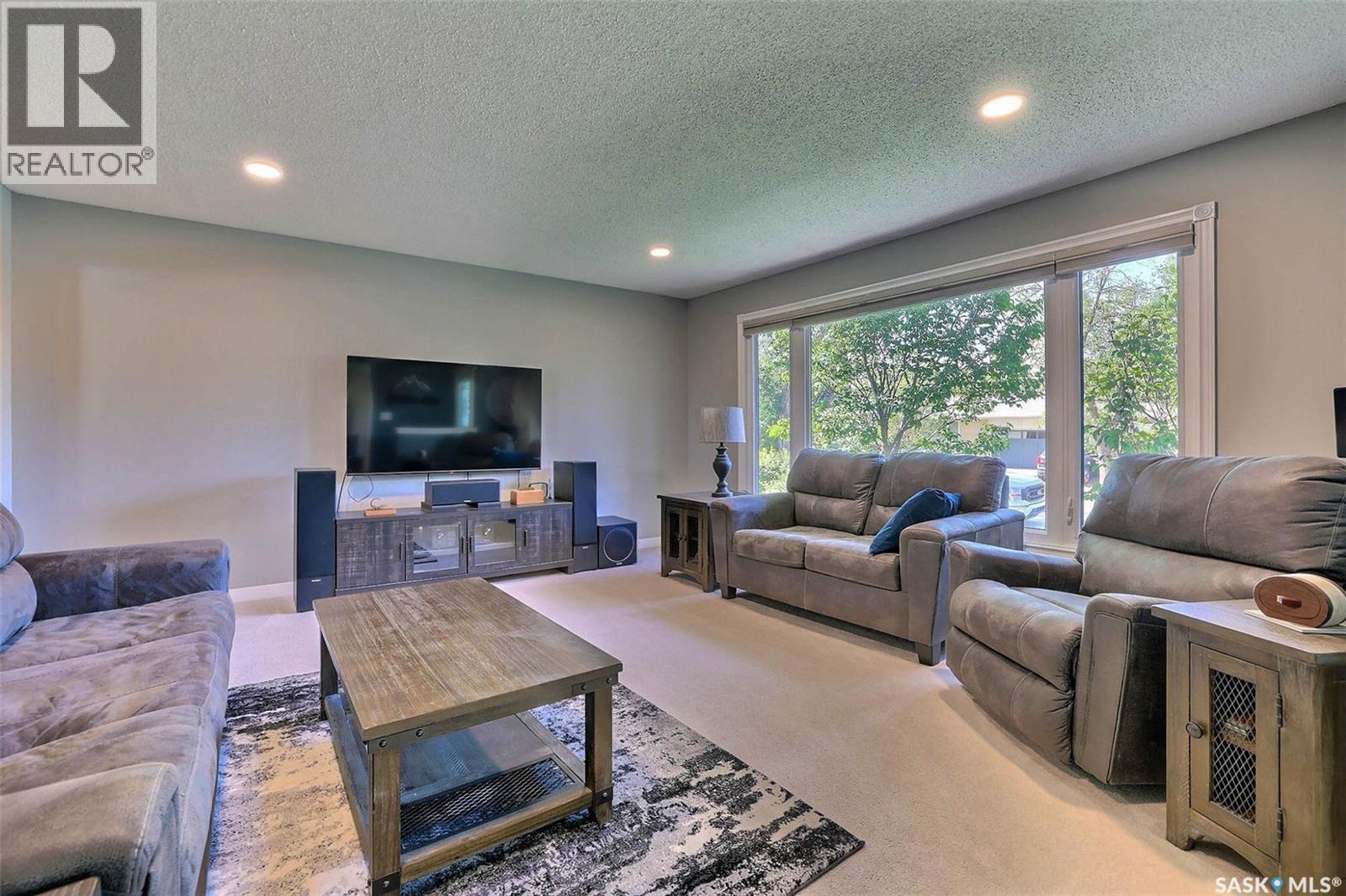 275 Rodenbush Drive, Regina, SK - Indoor Photo Showing Living Room