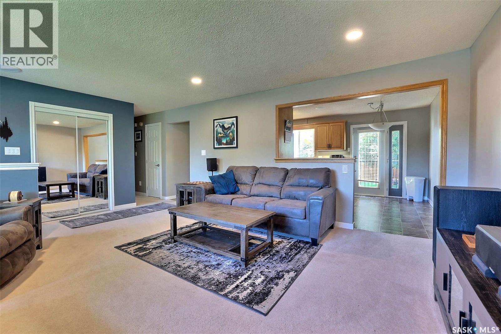 275 Rodenbush Drive, Regina, SK - Indoor Photo Showing Living Room
