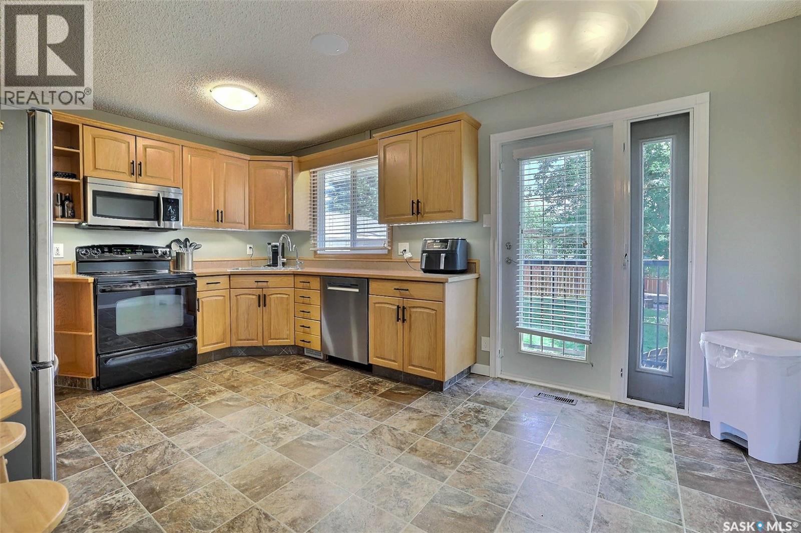 275 Rodenbush Drive, Regina, SK - Indoor Photo Showing Kitchen