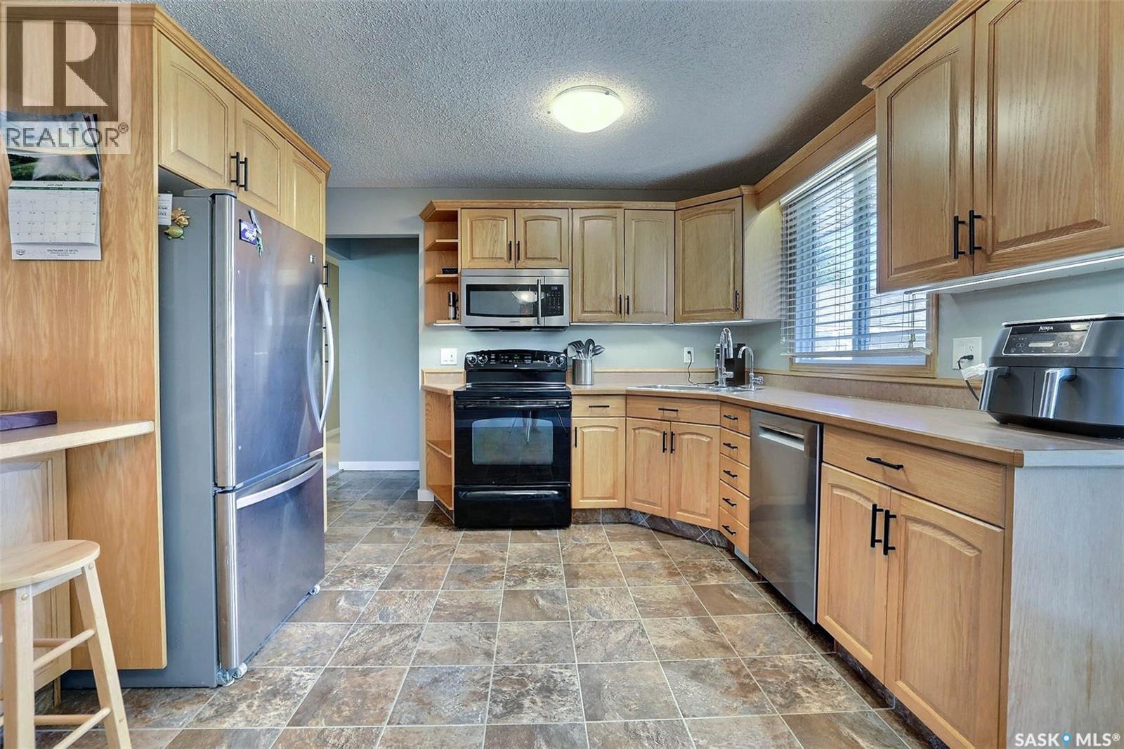 275 Rodenbush Drive, Regina, SK - Indoor Photo Showing Kitchen