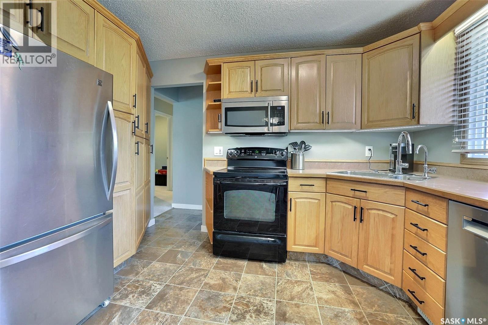 275 Rodenbush Drive, Regina, SK - Indoor Photo Showing Kitchen