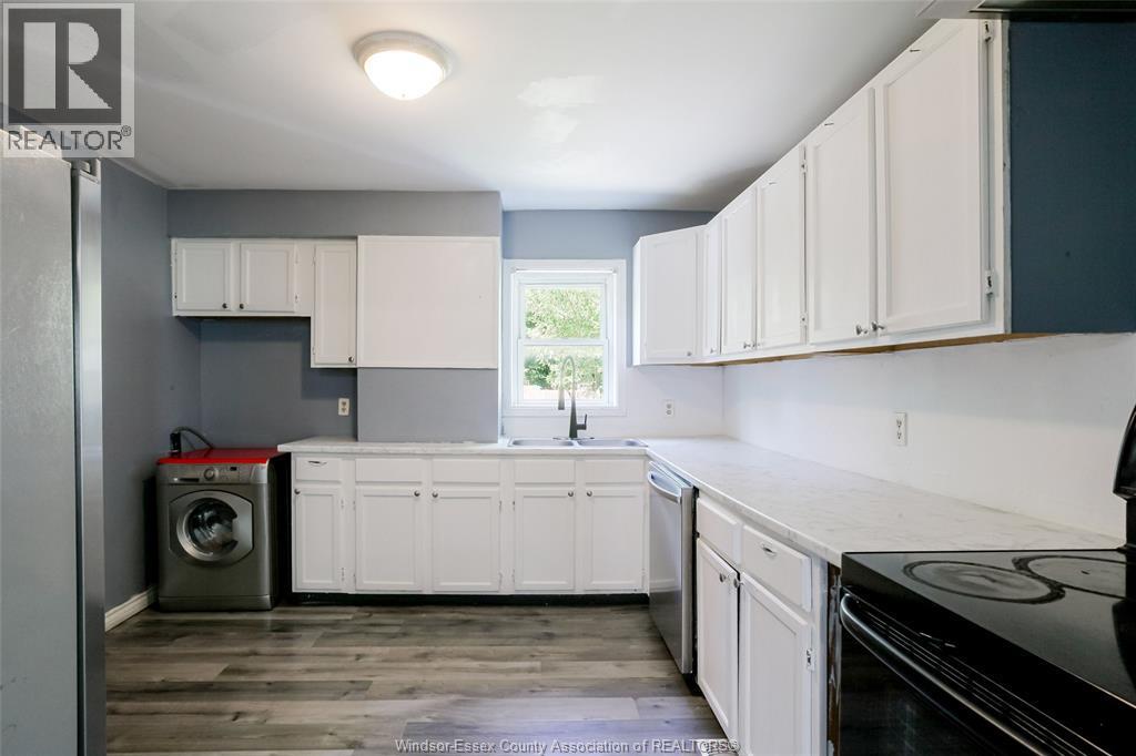 355 Bridge, Windsor, ON - Indoor Photo Showing Kitchen