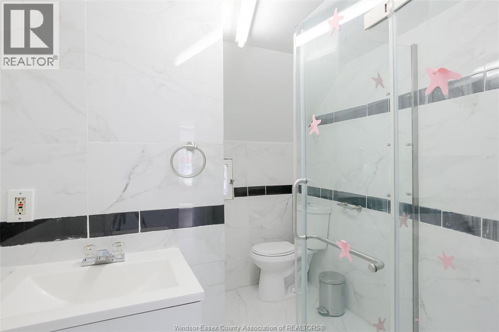 355 Bridge, Windsor, ON - Indoor Photo Showing Bathroom