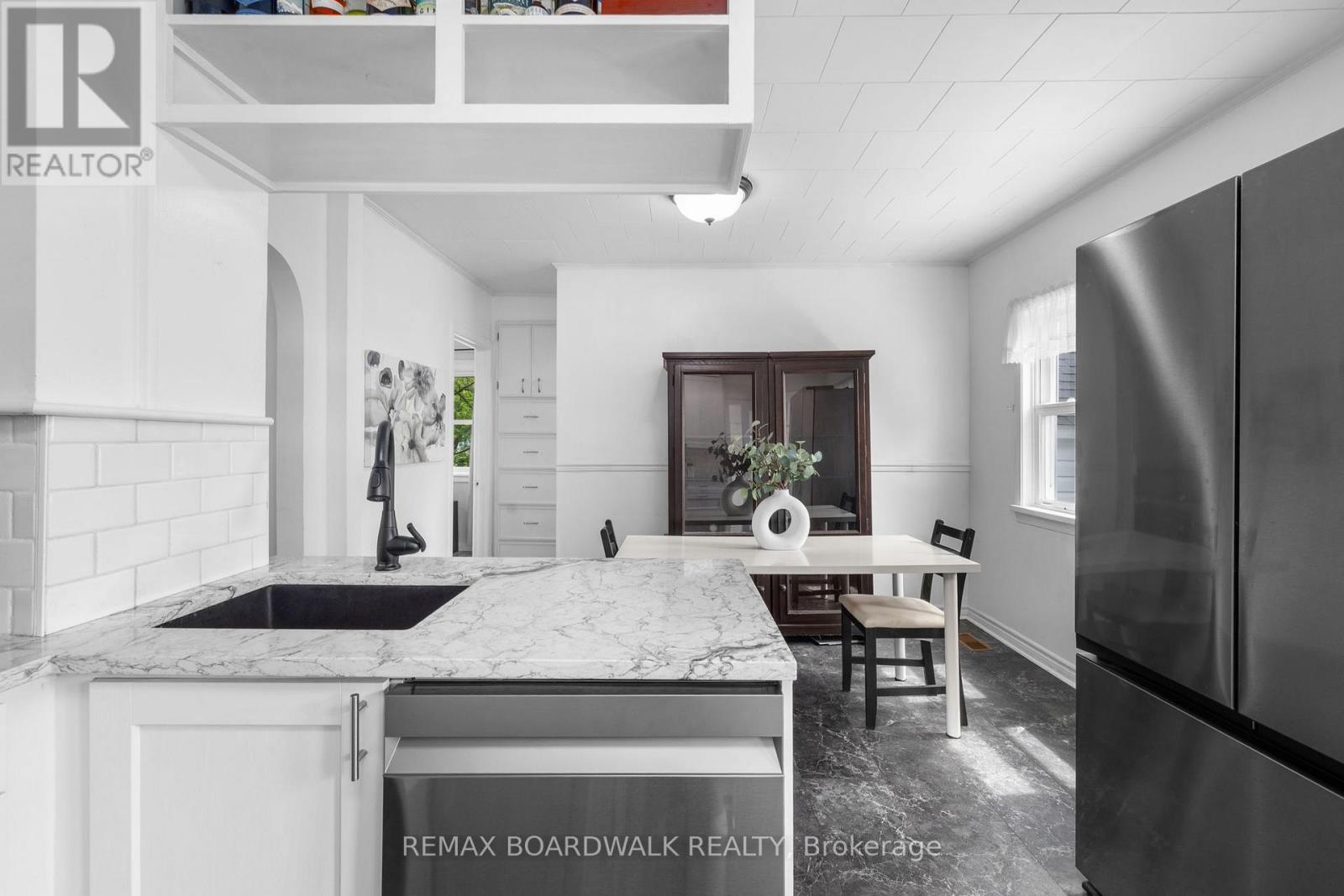 111 Beckwith Street E, Perth, ON - Indoor Photo Showing Kitchen With Upgraded Kitchen