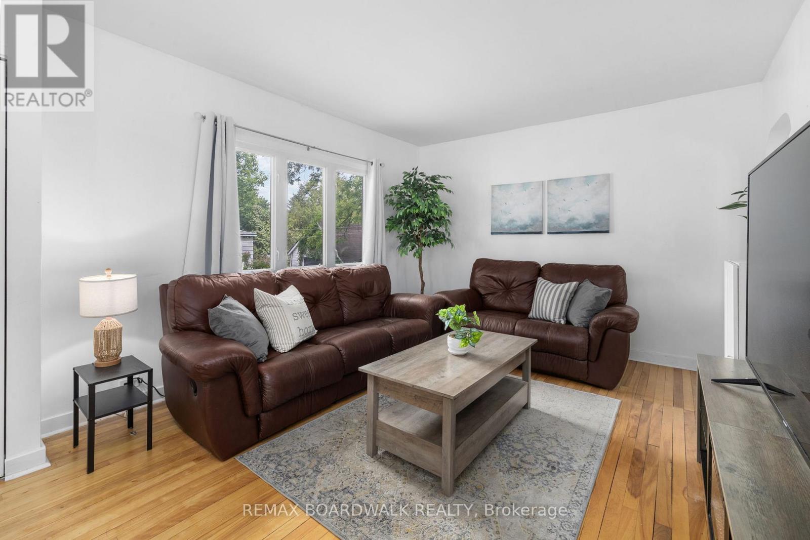 111 Beckwith Street E, Perth, ON - Indoor Photo Showing Living Room