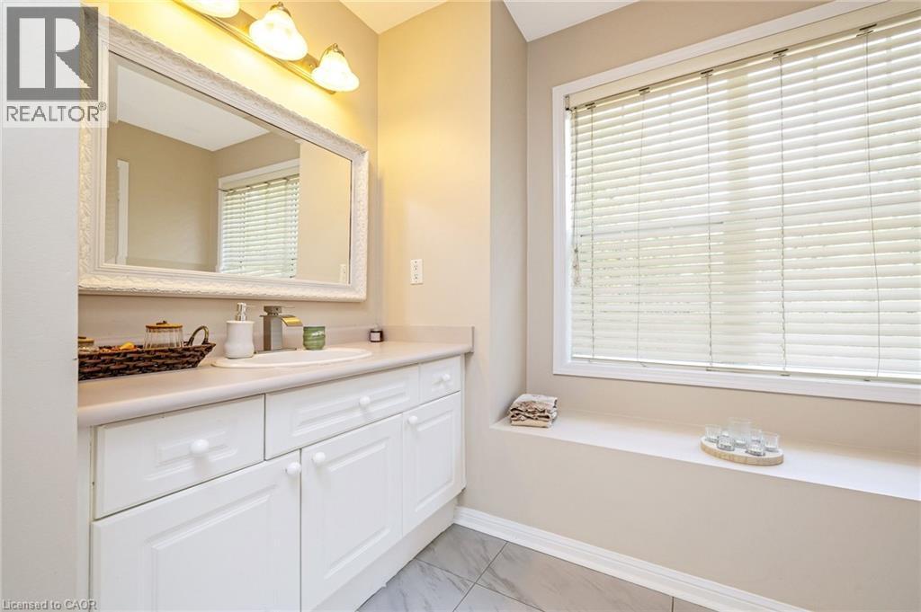 619 Porter Way, Milton, ON - Indoor Photo Showing Bathroom