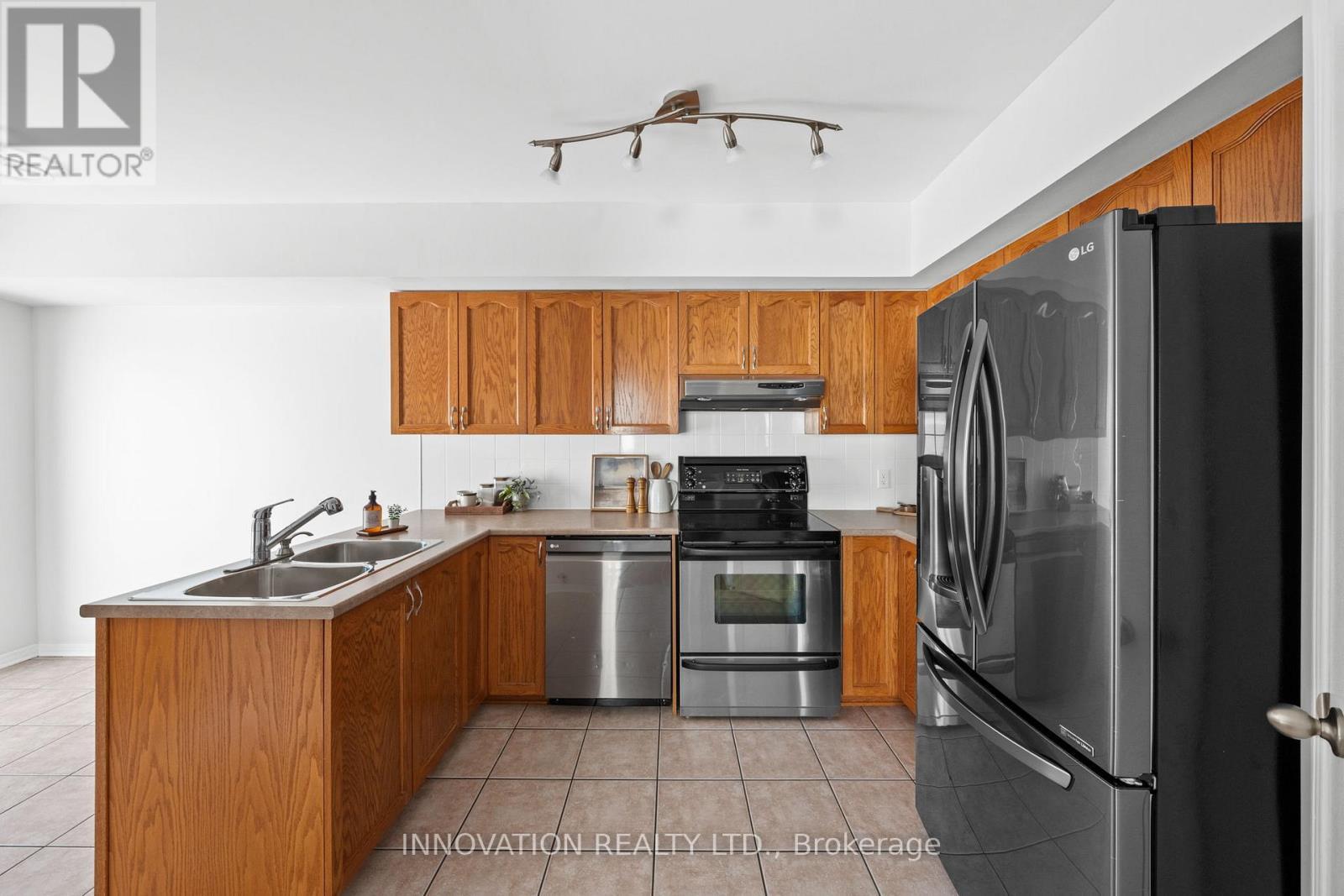 37 Chantilly Gate, Ottawa, ON - Indoor Photo Showing Kitchen With Double Sink