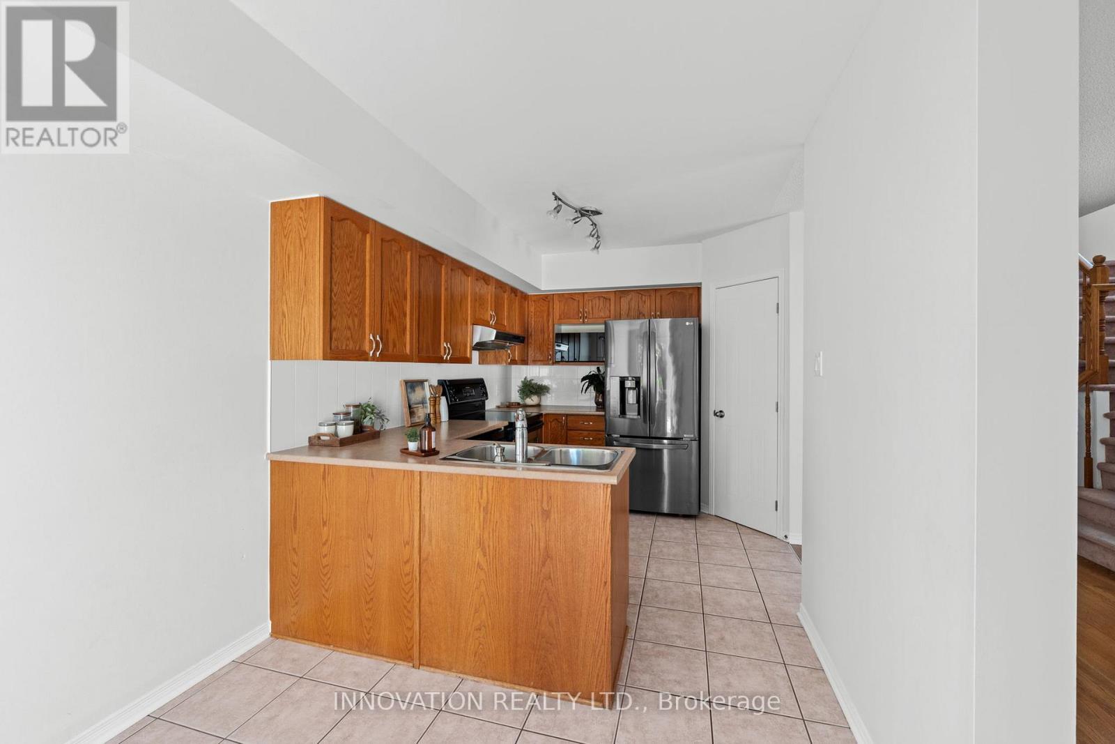 37 Chantilly Gate, Ottawa, ON - Indoor Photo Showing Kitchen With Double Sink
