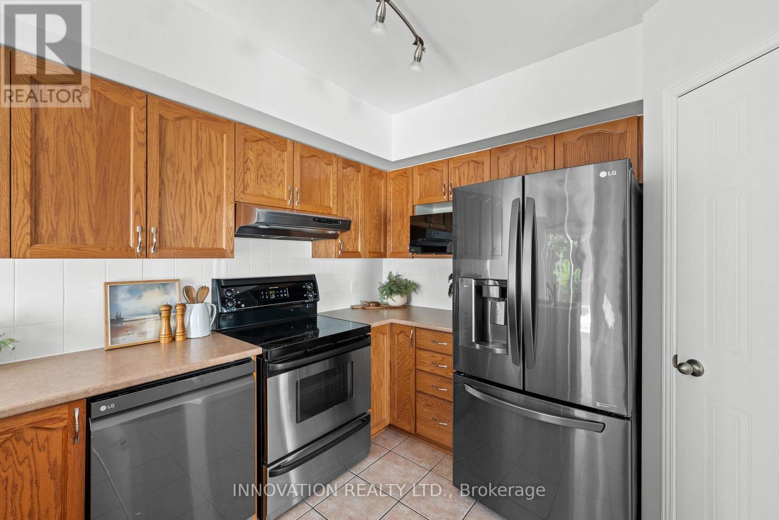 37 Chantilly Gate, Ottawa, ON - Indoor Photo Showing Kitchen