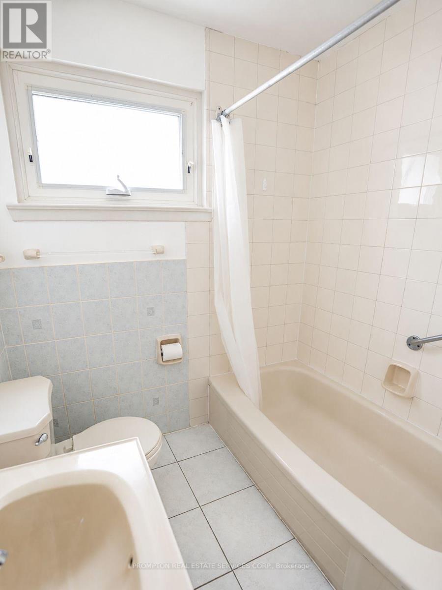 25 Lehar Crescent, Toronto, ON - Indoor Photo Showing Bathroom